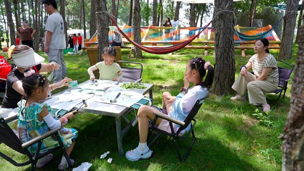 苗山湖生态园林下野溪里的亲子拓染项目。