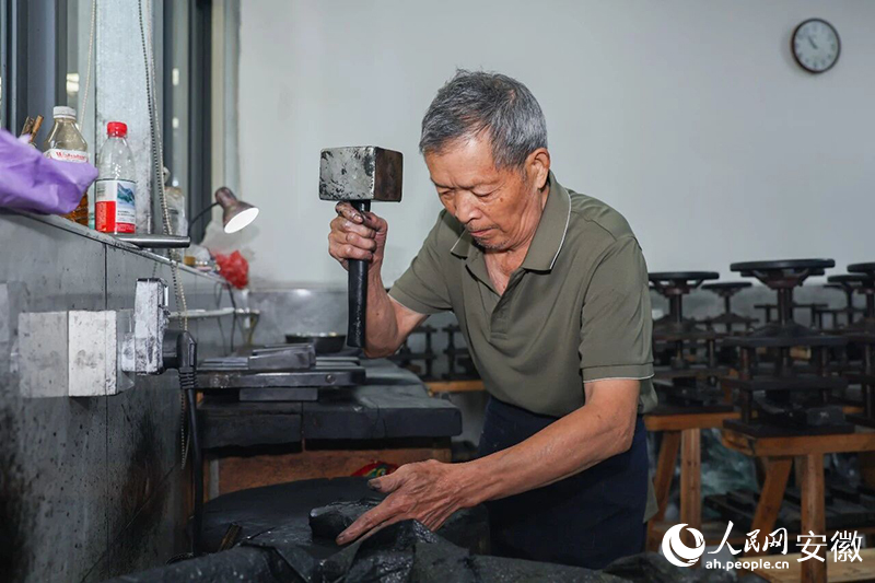 制墨师傅在锤墨。人民网记者 张俊摄