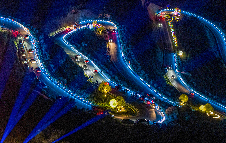 “庐南川藏线”六道弯夜景。左学长摄