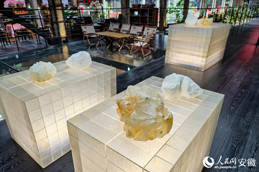 度假区中结晶池·晶空间的明矾成品展。人民网记者 苗子健摄
