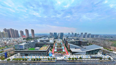 行進中國丨深耕十余載，平地起“紫雲”2025年，紫雲山文化創意產業園正式揭牌，平地崛起安徽兩大國家級文化科技融合示范基地之一，將散落全城的文創星火聚點成鏈、聚鏈成群。