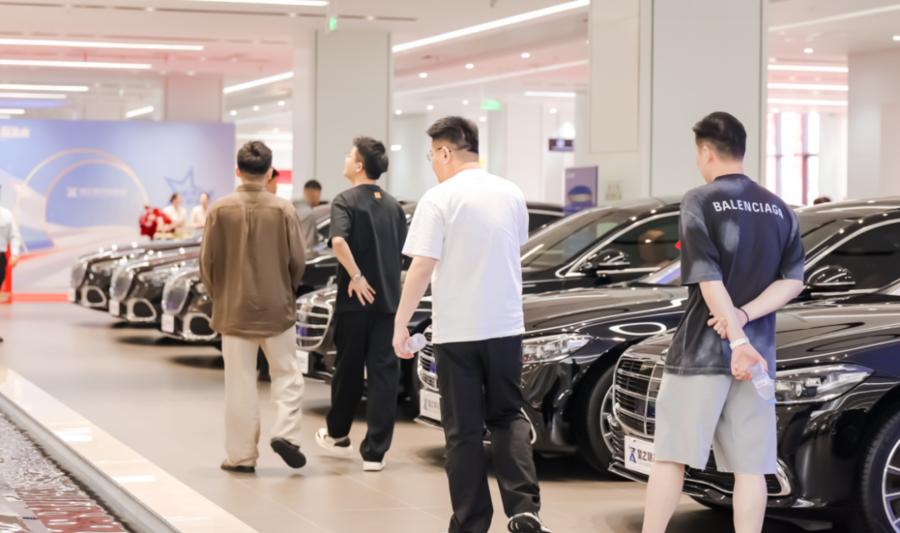 市民正在選購汽車。