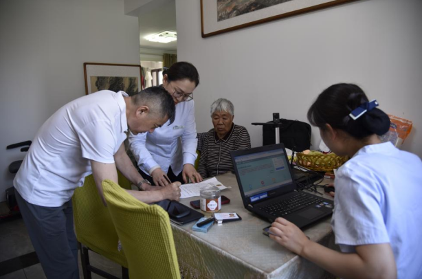 移动工作人员上门为我母亲办理业务