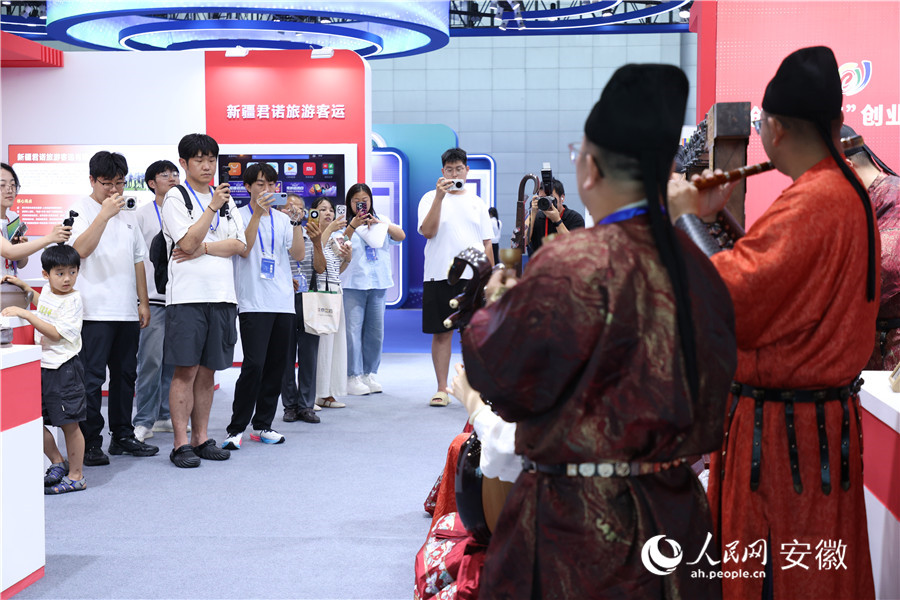 参赛项目展台深受观众欢迎。人民网记者 陶涛摄