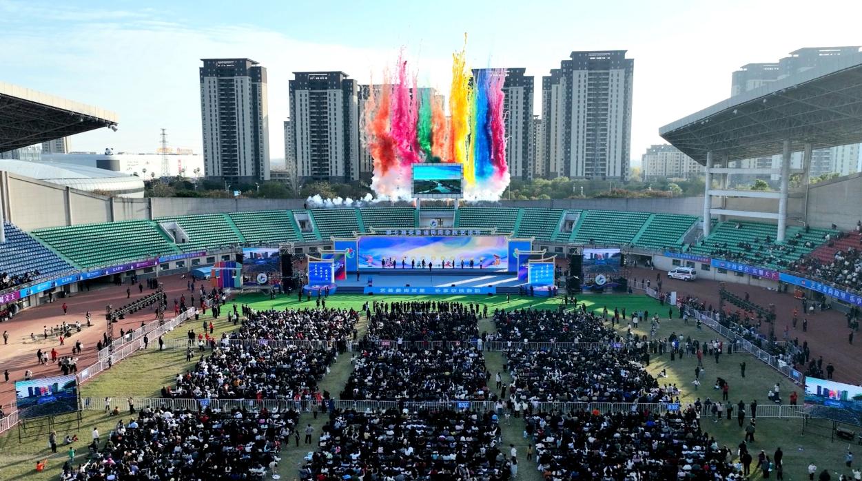 第七屆安徽省民間雜技藝術節現場。趙懷勇攝