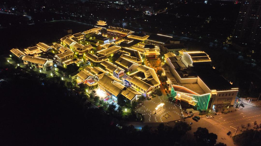 順河老街夜景。趙懷勇攝