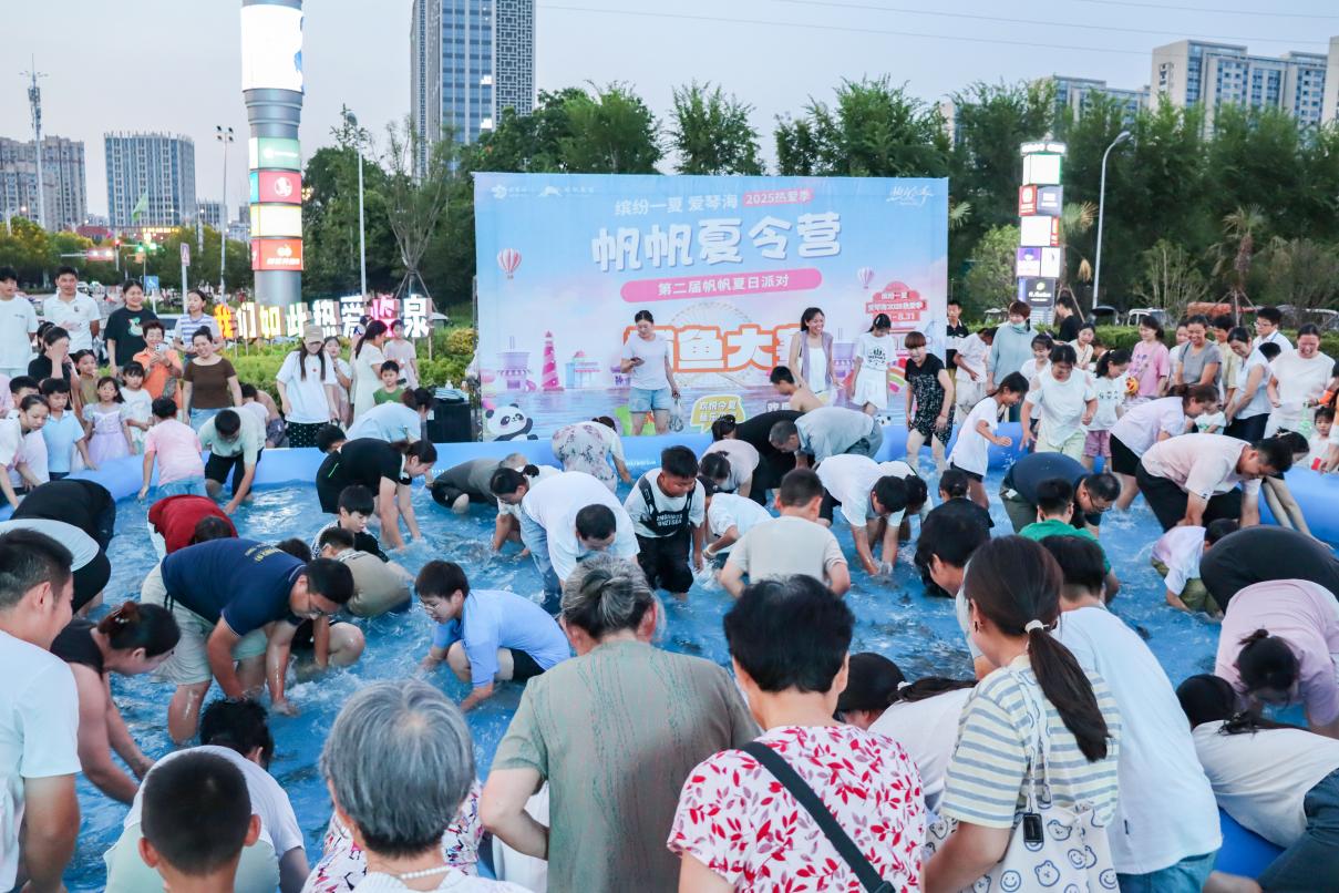 群眾性消夏娛樂活動。趙懷勇攝