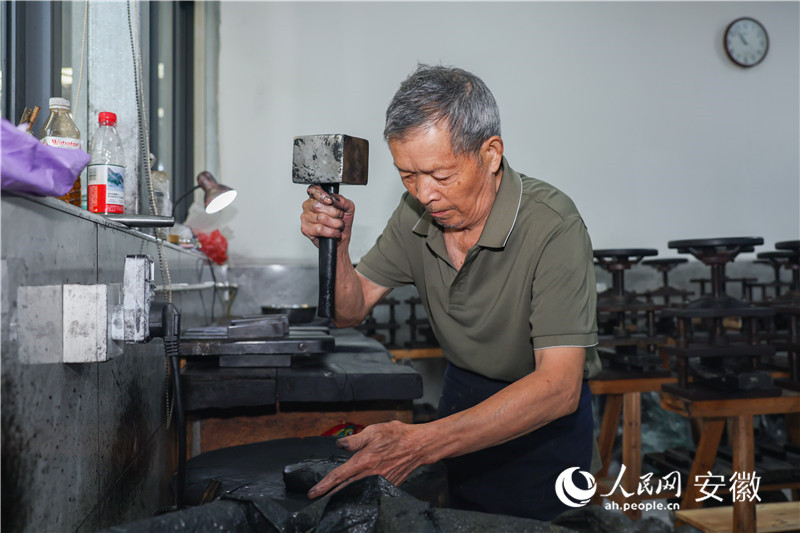 制墨师傅在锤墨。人民网记者 张俊摄