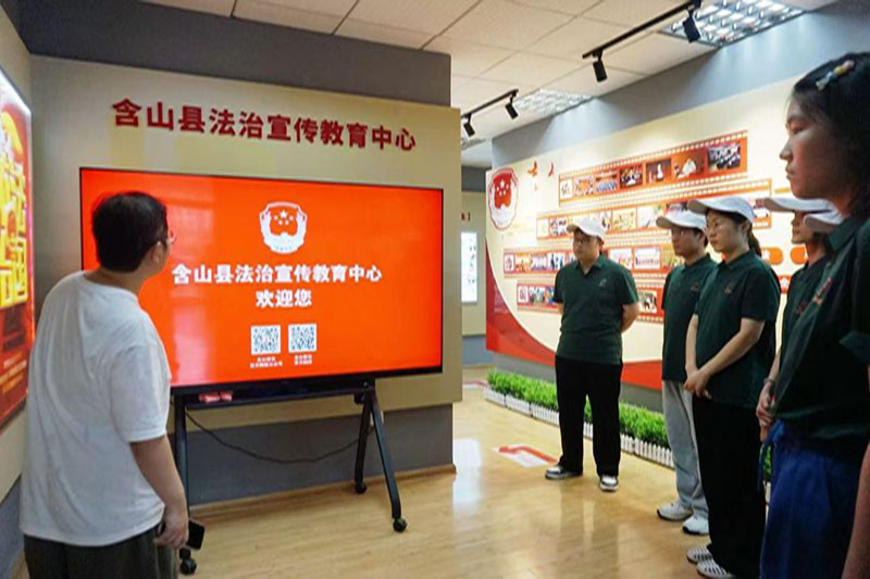 参观法治教育基地。