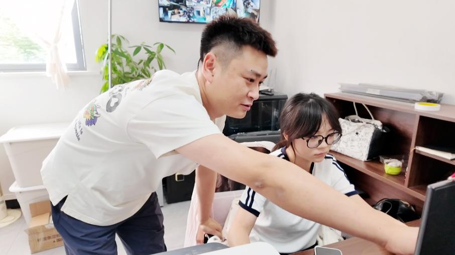 丁成林。