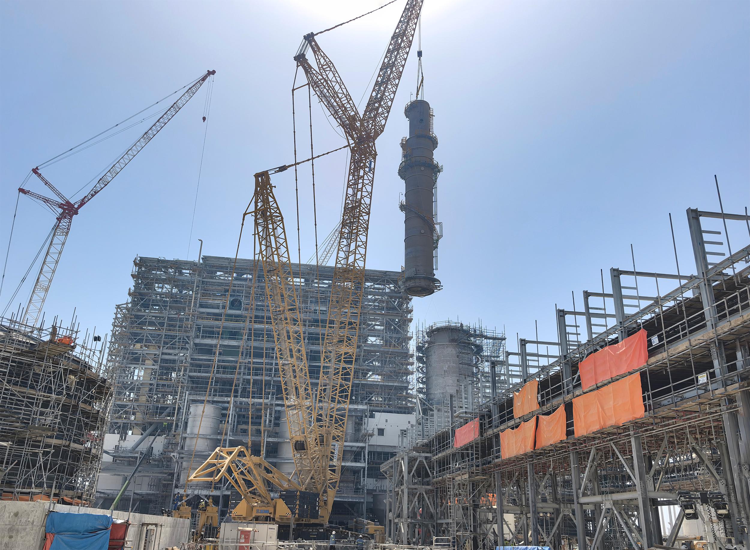 中国化学三化建沙特拉斯海尔磷矿肥项目大型装置一次性吊装就位。中国化学三化建供图