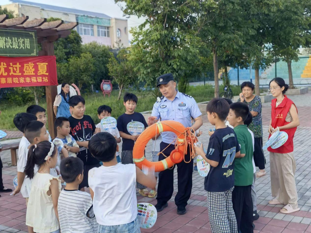 民警講解救生器材。
