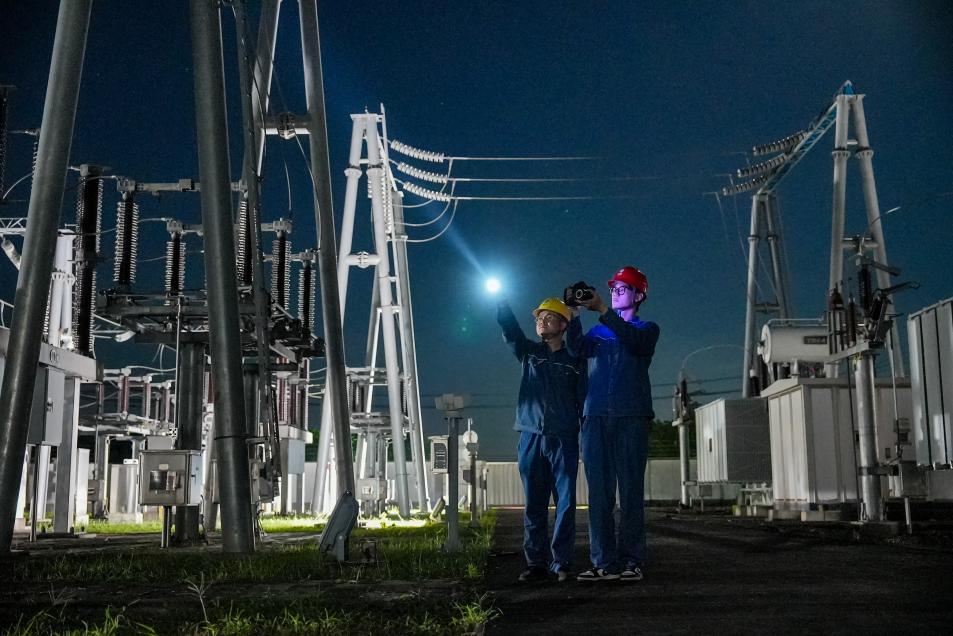 国网无为供电公司开展夜间联合巡检工作，及时消除高温大负荷工况下设备发热隐患，精准研判设备运行工况，全力保障电网安全稳定运行。肖宇摄
