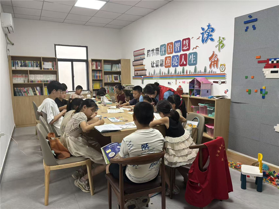 仓镇社区新时代文明实践站暑期托管班。