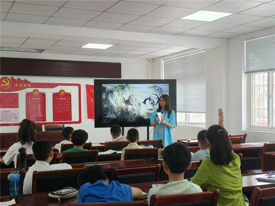 南大街回民社区新时代文明实践站暑托班开展诗词鉴赏活动。