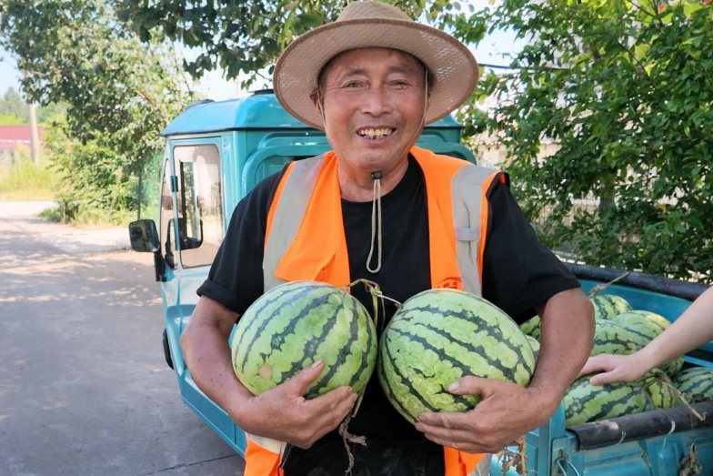 收到西瓜的环卫工人金道利笑容满面