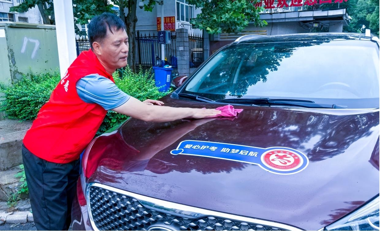 “合肥好人”冯涛参加爱心护考。