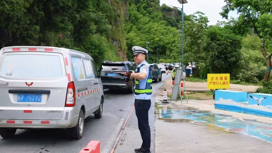 月亮湾景区沿线疏导车流、守护平安。