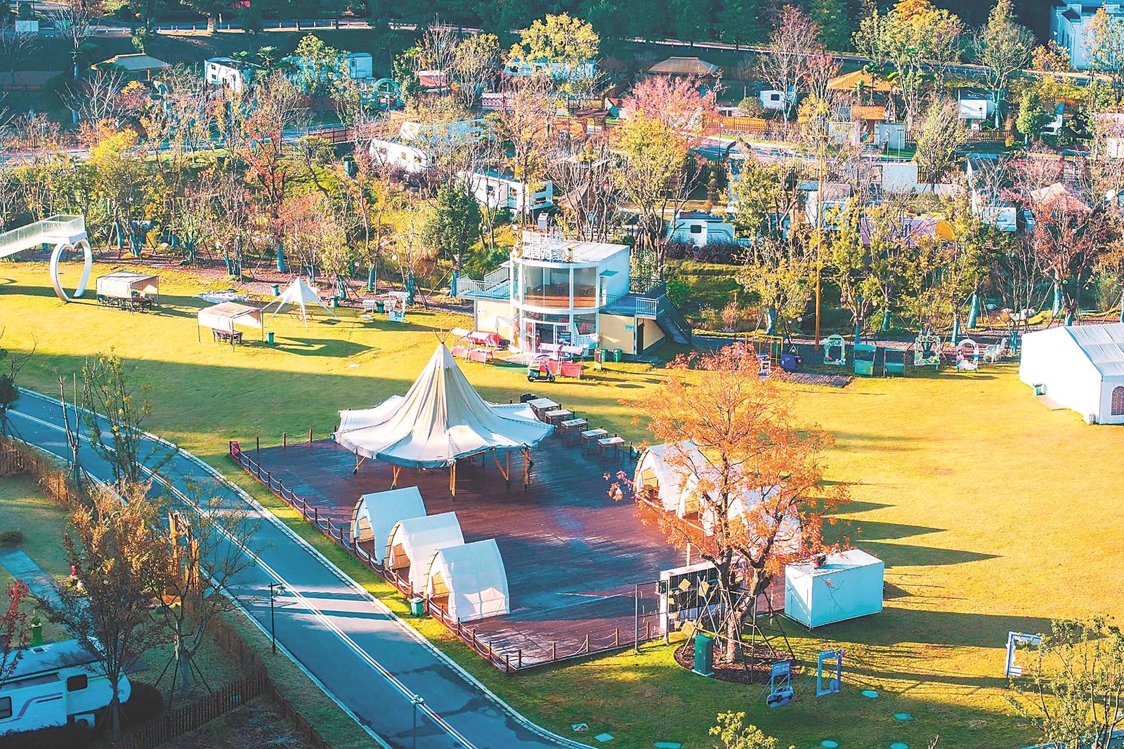 芜湖市繁昌区孙村镇，掩映在山林竹海间的房车露营地，生态环境优美。通讯员 肖本祥 摄