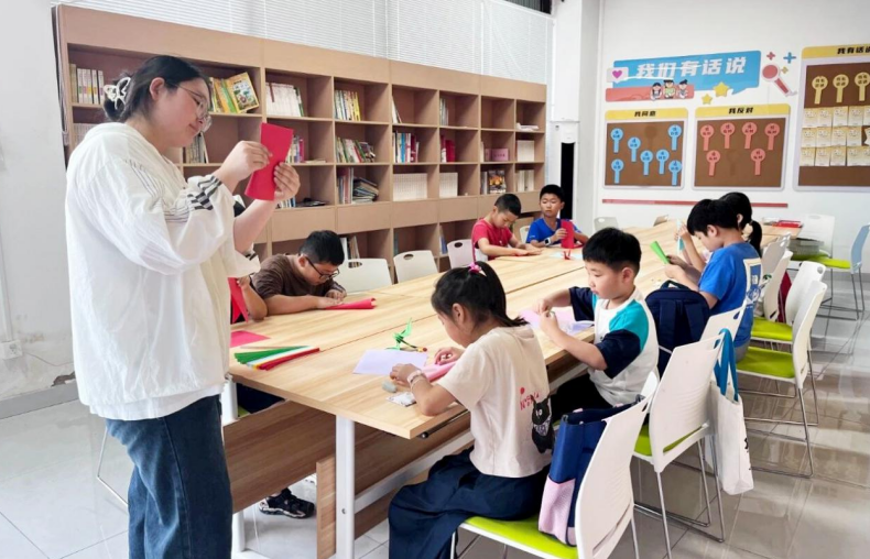 社区工作者教授孩子们手工制作。长丰县妇联供图