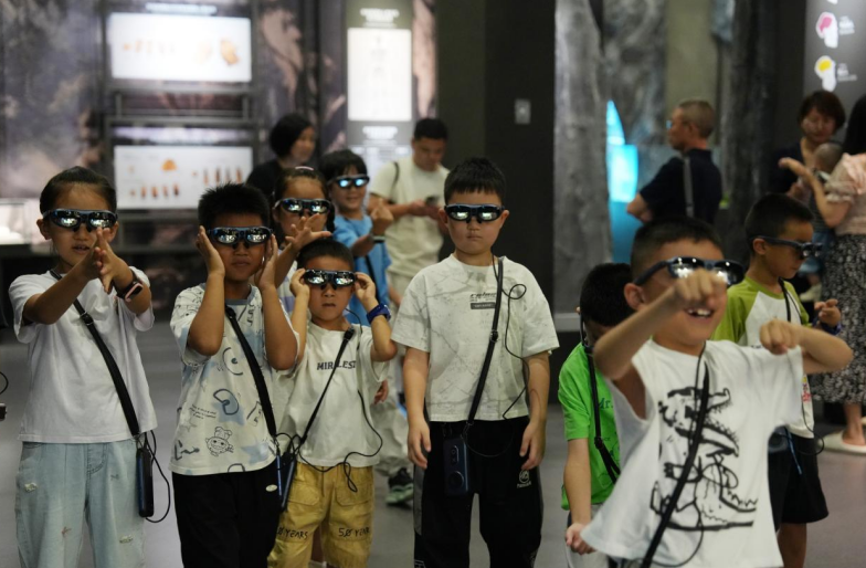 孩子们使用“AR”眼睛与虚拟的远古人类进行互动。