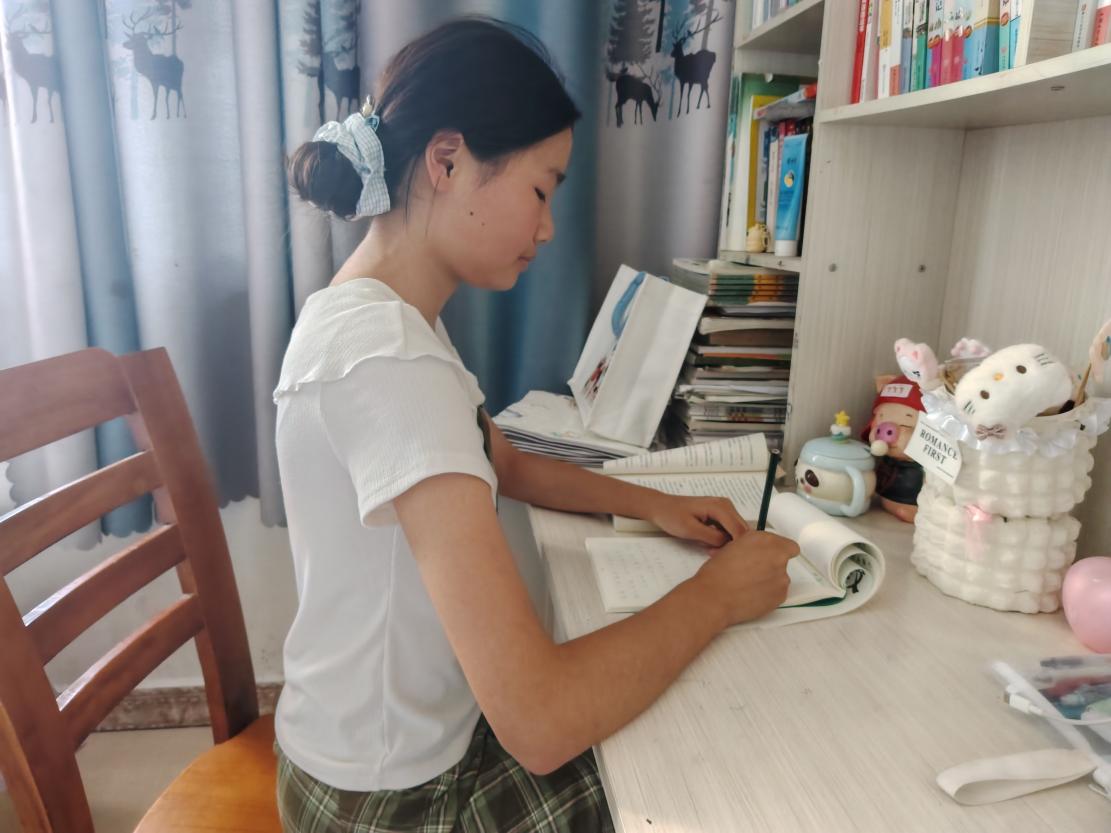 宋雨彤在看书。受访者供图