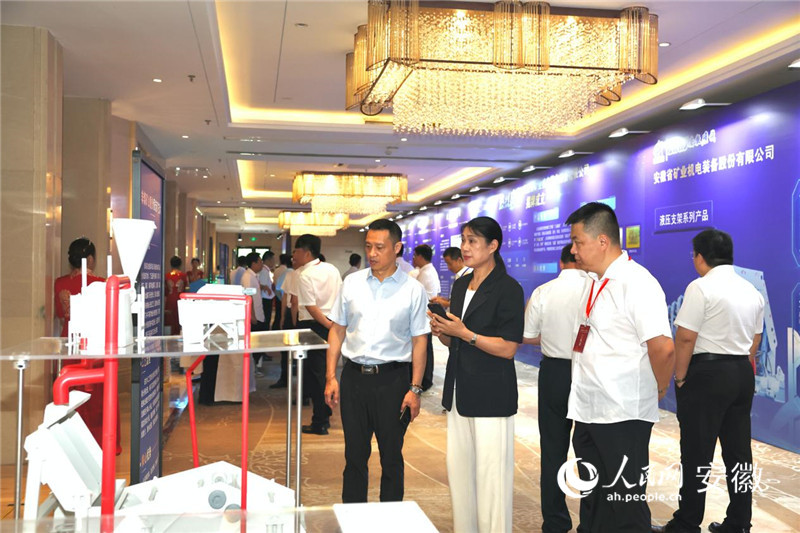 与会嘉宾参观产品。 人民网记者 张俊摄