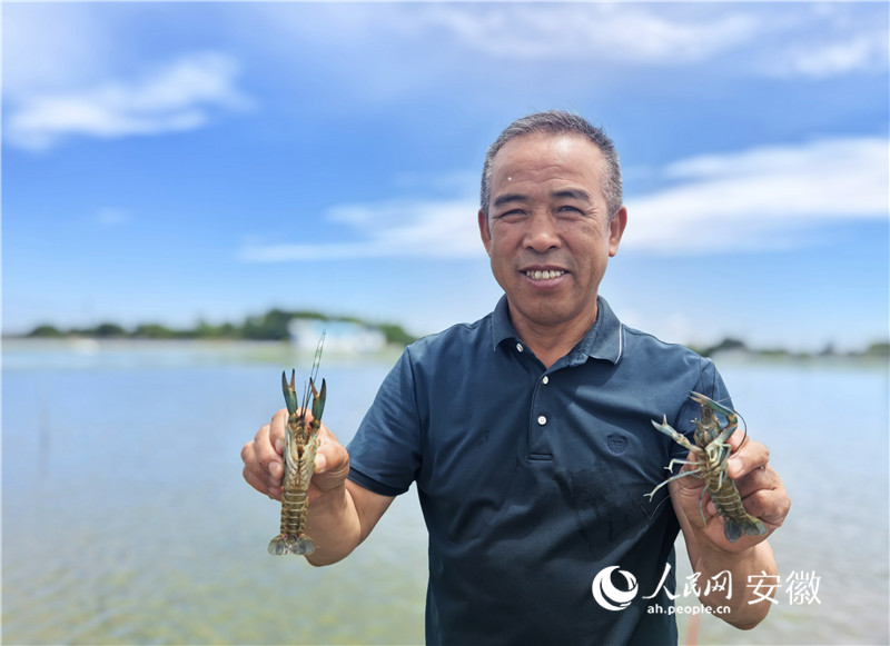 老葛和他精心饲养的“小青龙”。人民网记者 汪瑞华摄