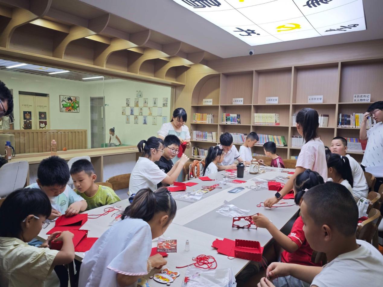 凤巢书舍开展公益手工课。张紫阳摄