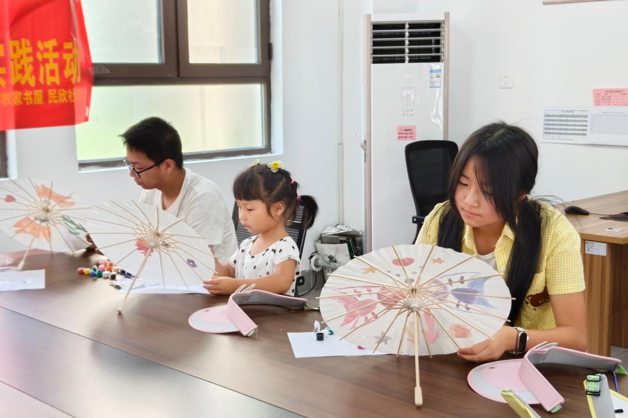 安淮村孩子们在参与手工实践活动。