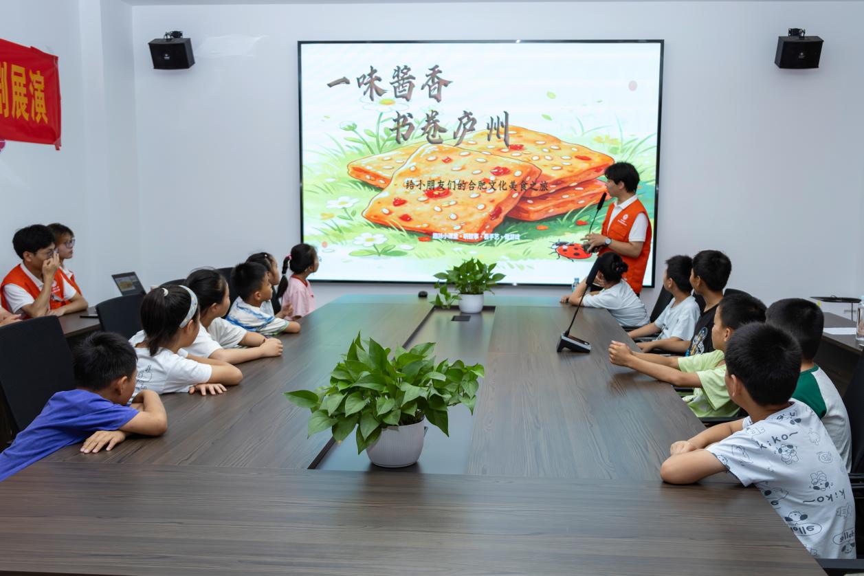 大学生志愿者在河湾社区讲课。