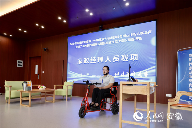 赛场上的侯晓蔷从容作答。人民网记者 陶涛摄