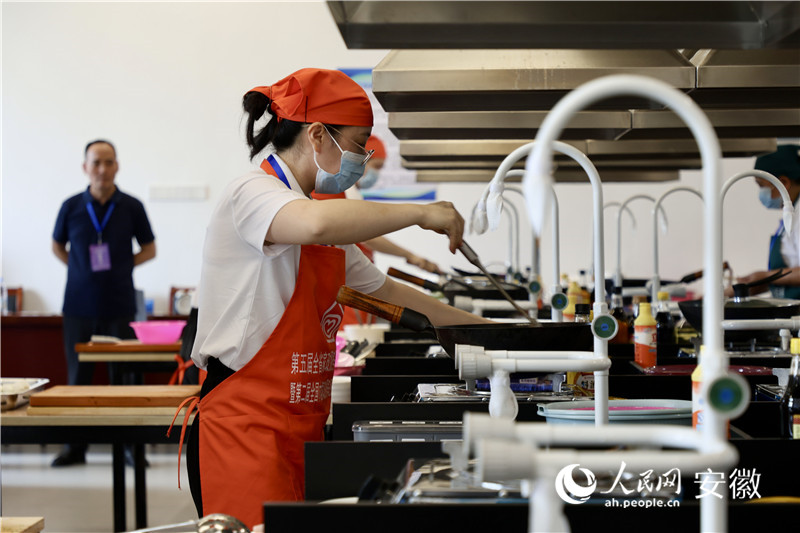 家政服务餐品制作赛场，选手们“食”力对决。人民网记者 陶涛摄