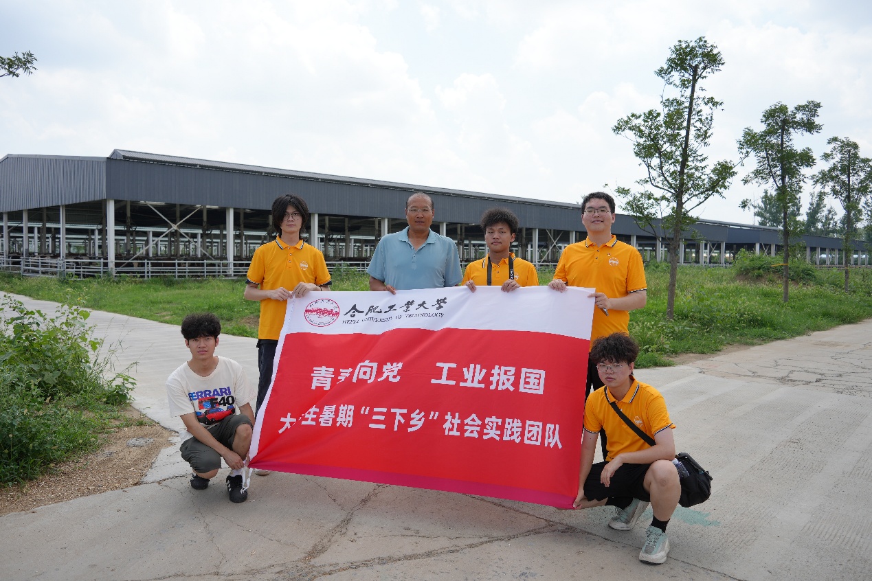团队在工业化肉牛养殖基地。