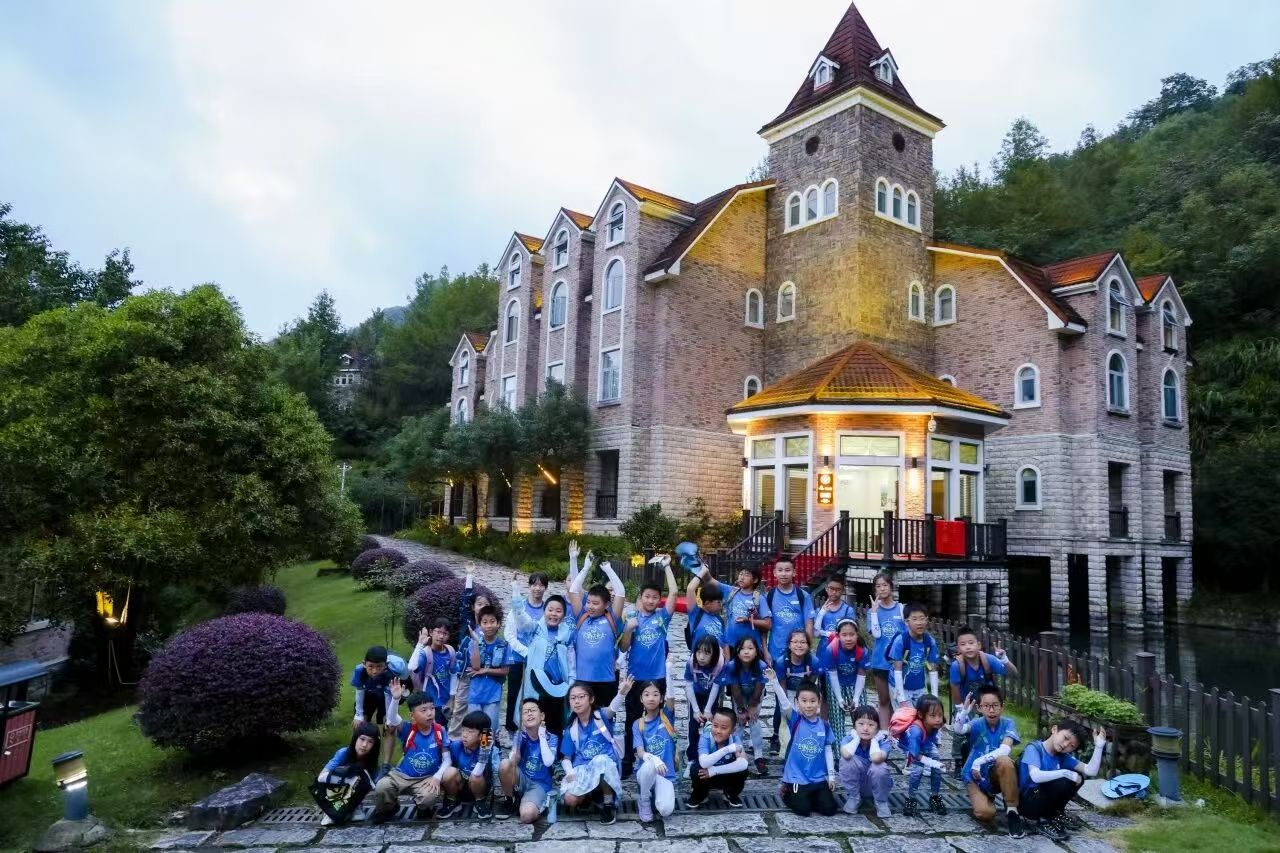 研学团队在东黄山城堡酒店打卡。黄山区委宣传部供图