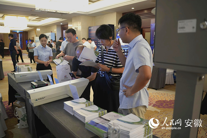 客商在展台前了解新品详情。人民网记者 王锐摄
