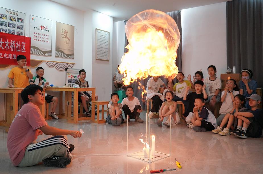 “面粉爆炸”实验演示。