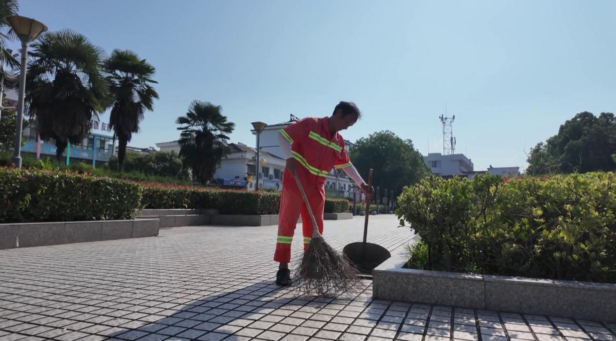 环卫工人正在清扫垃圾。