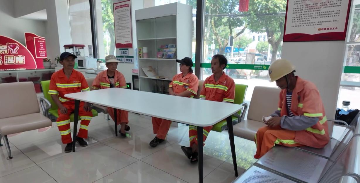 环卫工人在户外劳动者爱心驿站纳凉休息。