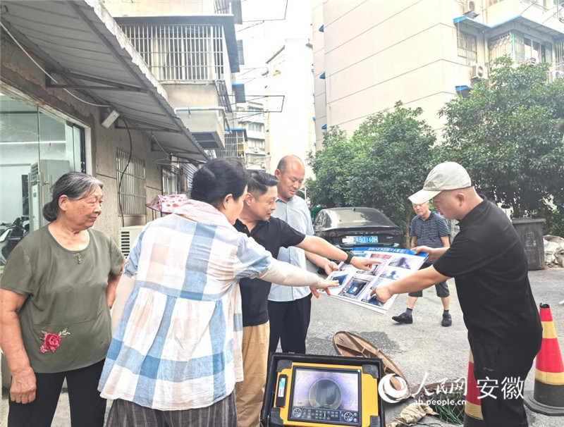 人大代表、居民代表在沿河小区东区查看项目情况。人民网记者 韩震震摄