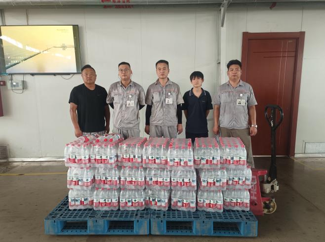 每天给员工发防暑降温品。石坚摄