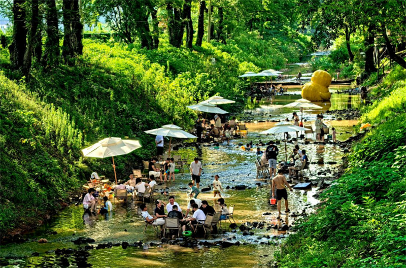 市民溯溪玩水