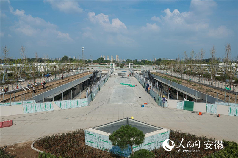 淮北西站，站前广场建设施工中。人民网记者 张俊摄