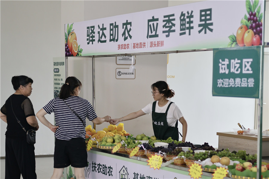 陈埠服务区应季鲜果展销专区。