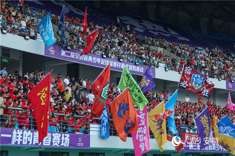 看台上热情的观众。人民网记者 张俊摄