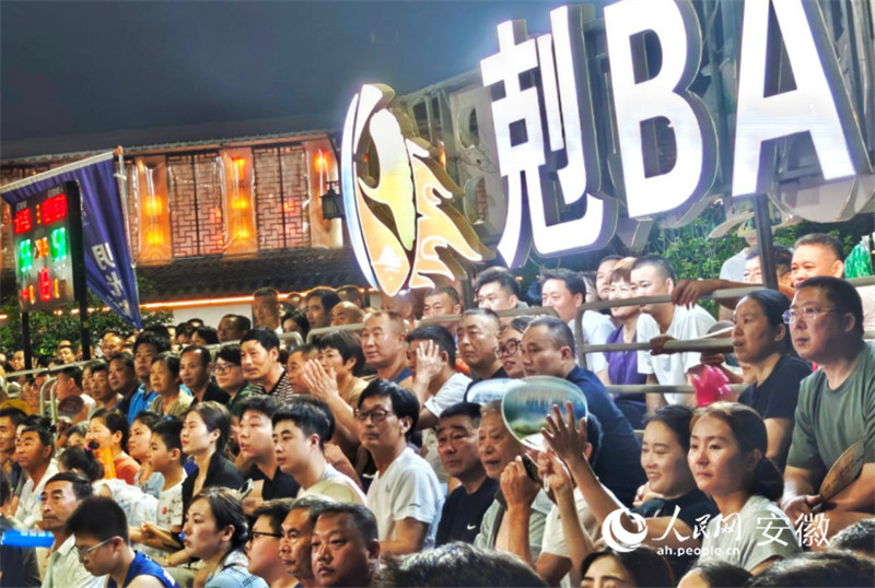 “剋BA”现场吸引了众多观众参与。人民网记者 周坤摄