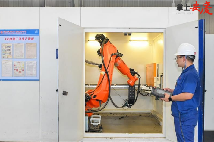 技術人員手持示教器調試X光檢測工位庫卡工業機器人