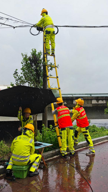 隊員們合力作業，共同保障網絡暢通