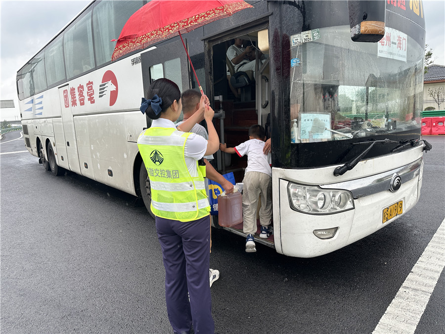 8月10日，亳州中心蒙城東站工作人員為候車父子撐傘，護送他們上車，暖心舉動收獲司乘致謝。