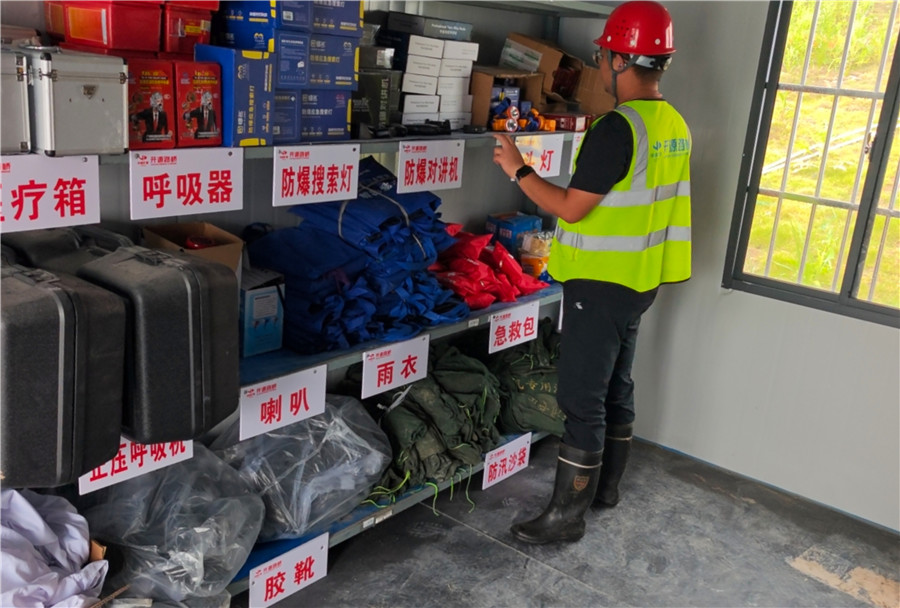 寧樅高速項目工作人員檢查防汛應急物資。